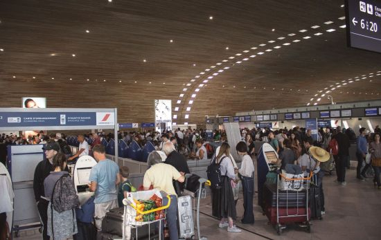 Varios pasajeros en el momento del embarque / PEXELS