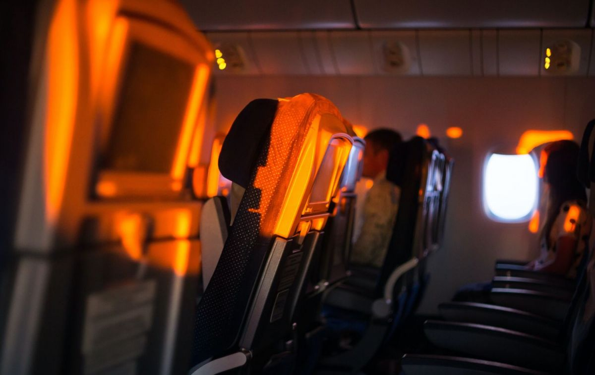 Los pasajeros en un vuelo de una aerolínea 'low cost' con el "modo avión" y sin acceso a redes 5G /  UNSPLASH