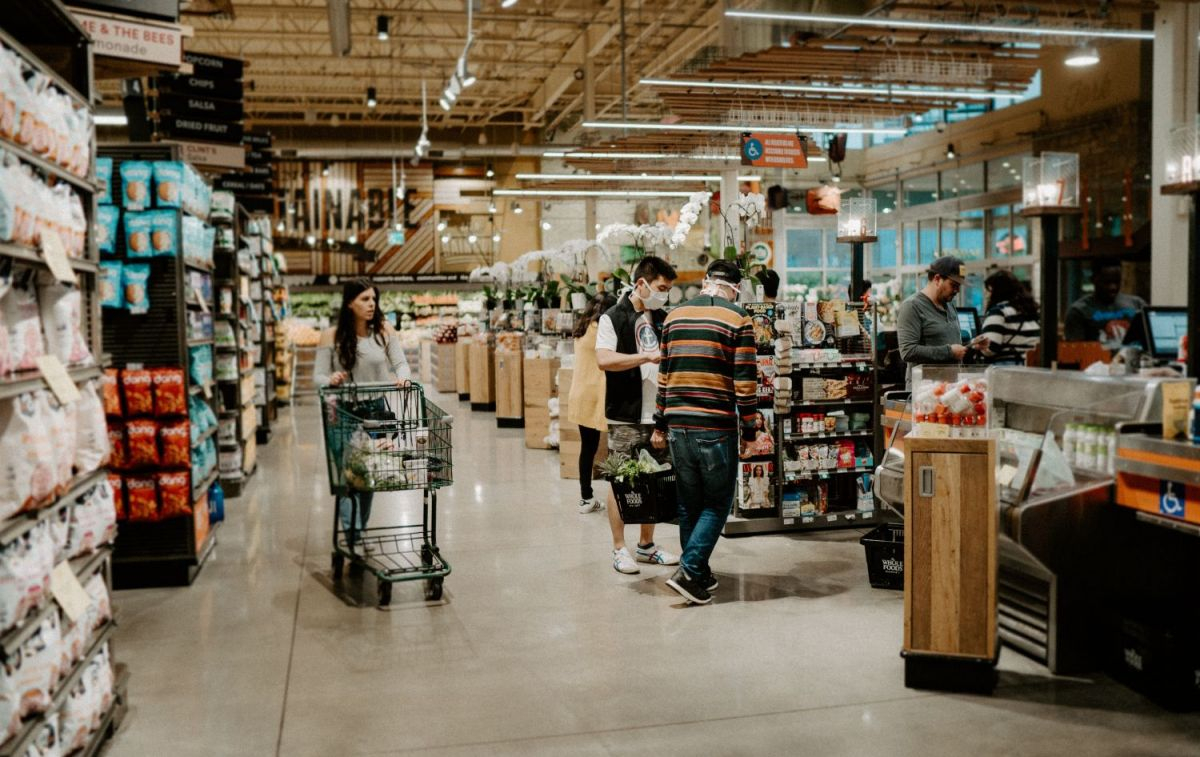 Varios consumidores en un supermercado en un contexto de inflación / UNSPLASH