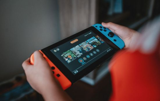 Un joven juega con la consola de Nintendo / UNSPLASH Un joven juega con la consola de Nintendo / UNSPLASH