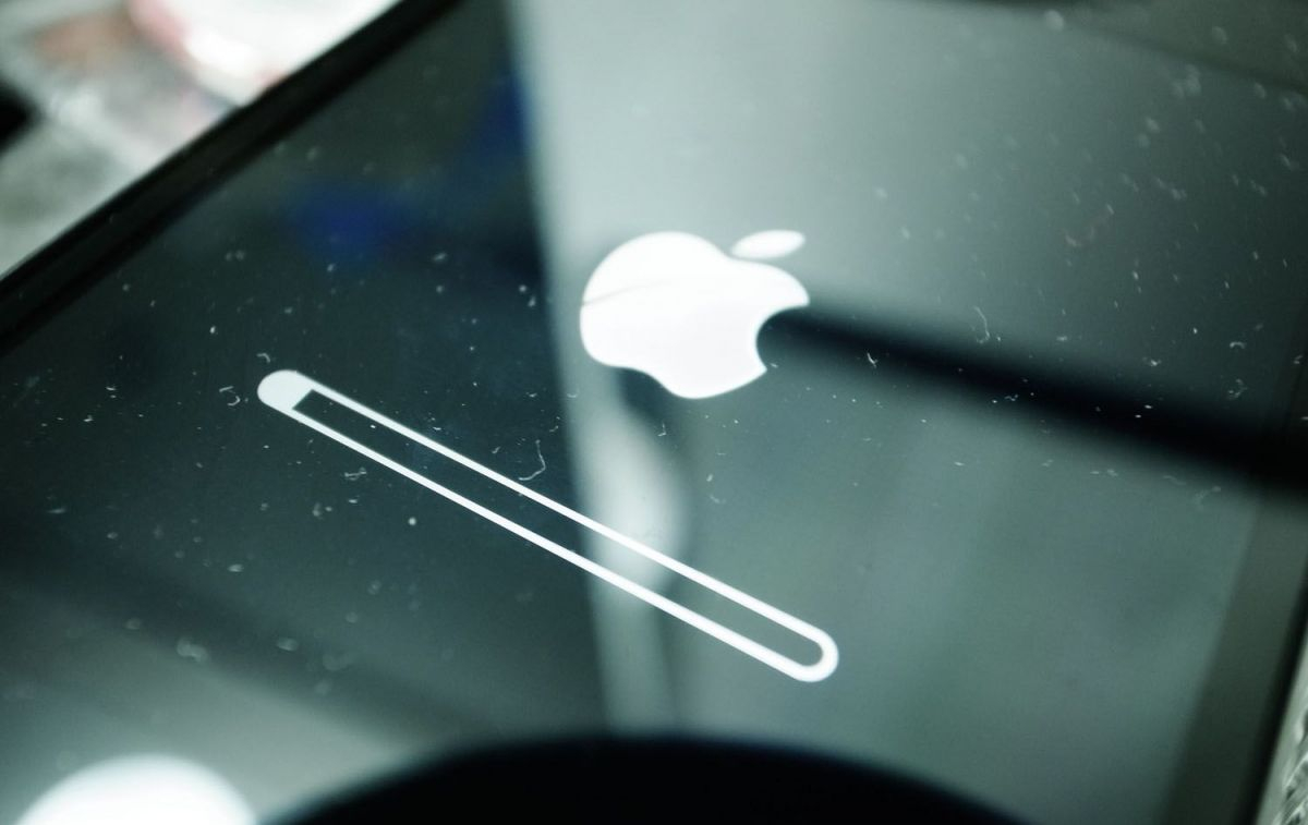 Un iPhone con el logo de Apple / FLICKR
