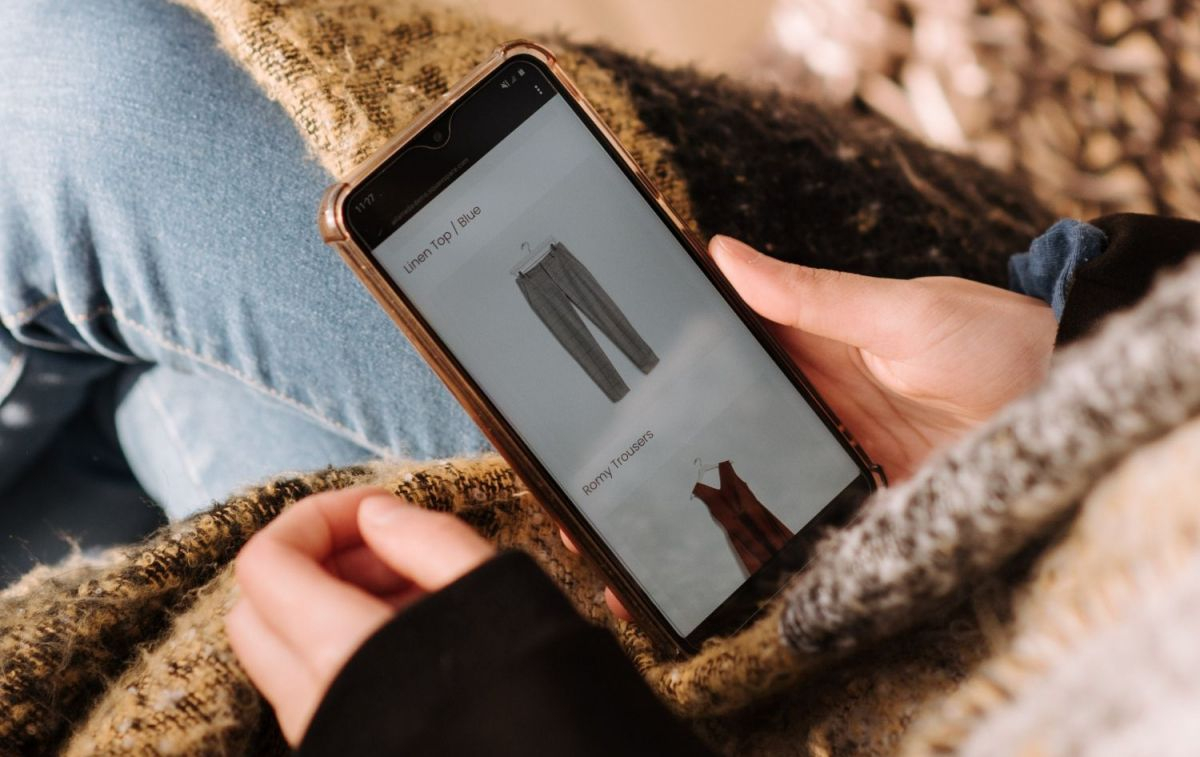 Una chica compra en Shein/ PEXELS Una chica compra en Shein/ PEXELS