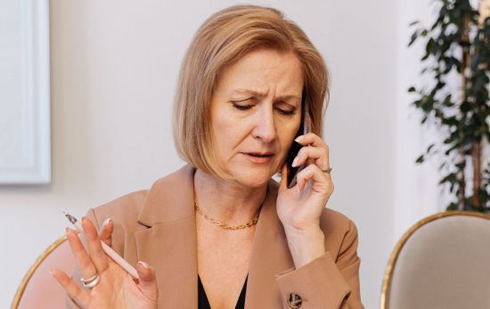 Una mujer molesta por recibir llamadas spam / PEXELS