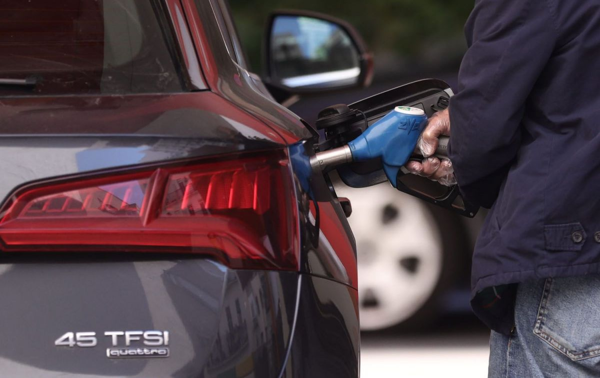 Un hombre pone gasolina a su coche / EP