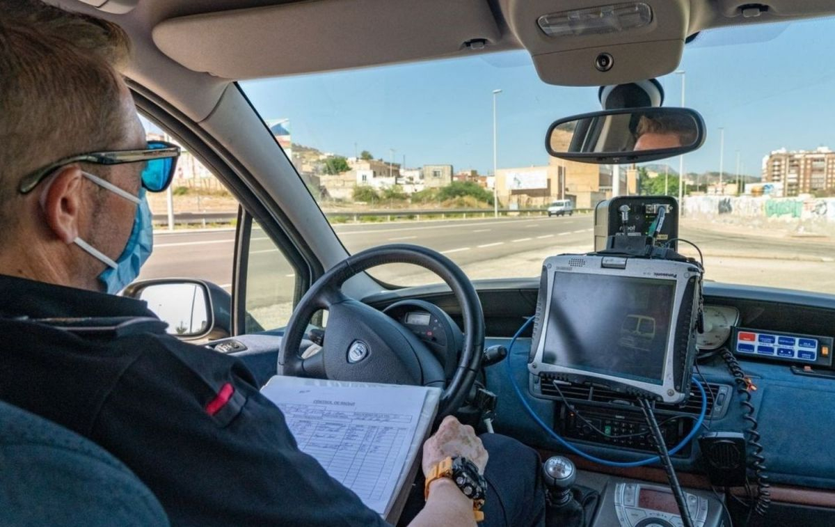 Un policía realiza un control / EUROPA PRESS - AYUNTAMIENTO DE CARTAGENA