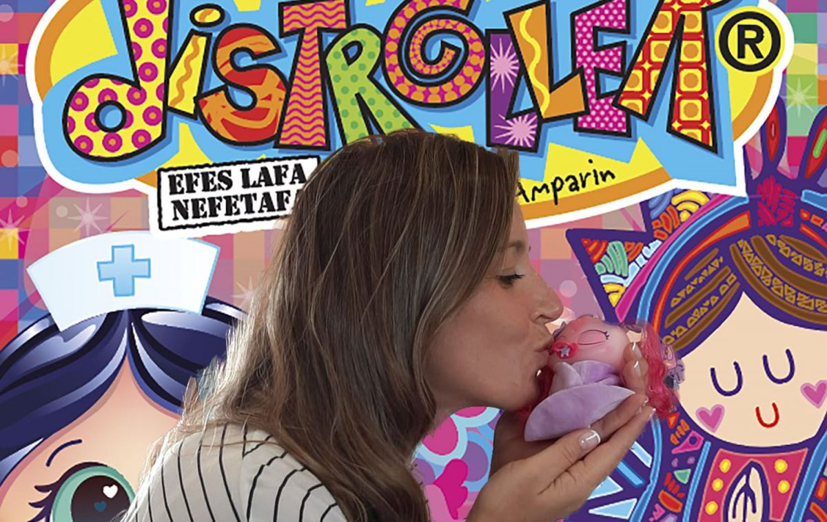 Vanessa Salamanca besa a un Sorpresito, uno de los muñecos de la marca mexicana