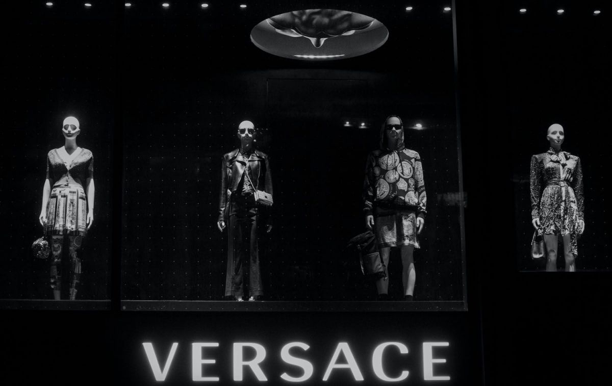 Cuatro maniquís de Versace / PEXELS