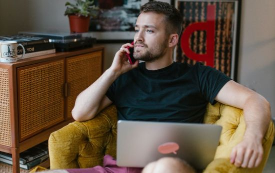 Un consumidor habla con una máquina por teléfono / PEXELS Un consumidor habla con una máquina por teléfono / PEXELS