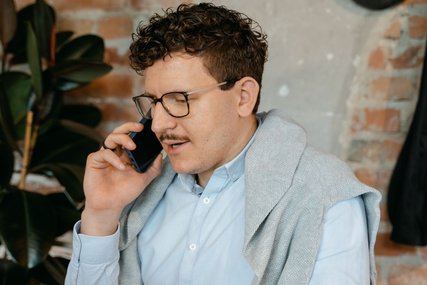 Una persona habla por teléfono / PEXELS Una persona habla por teléfono / PEXELS