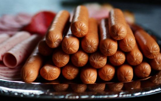 Salchichas en una bandeja / PIXABAY Salchichas en una bandeja / PIXABAY