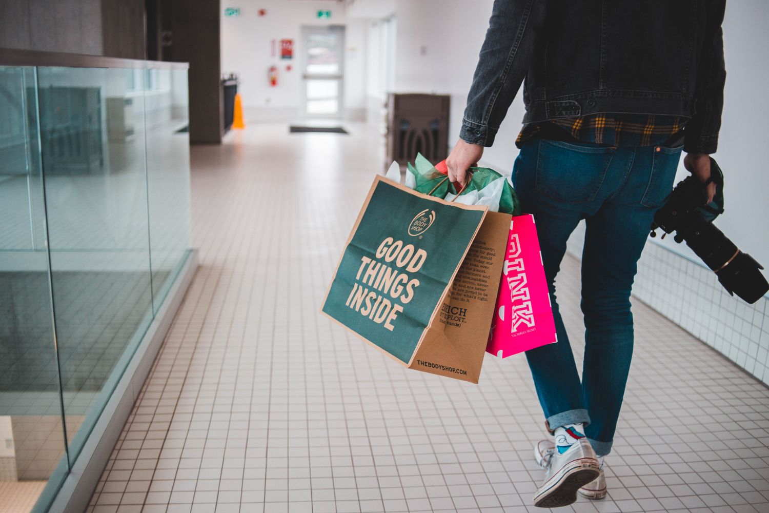Una persona va de compras / UNSPLASH Una persona va de compras / UNSPLASH