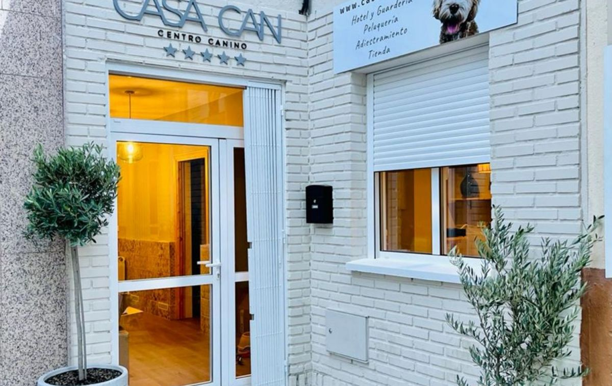 Acceso al hotel canino Casa Can / CG