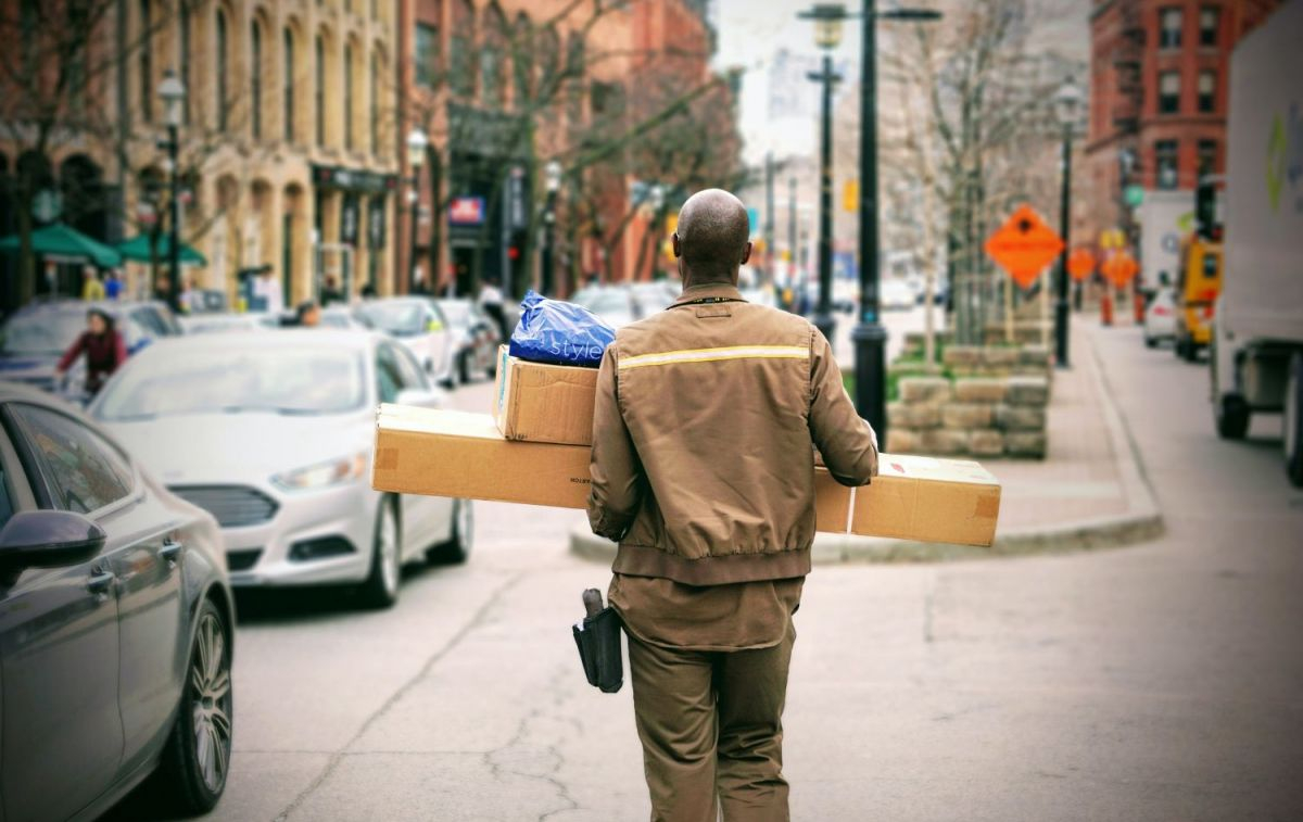 Un repartidor con varios paquetes / UNSPLASH Un repartidor con varios paquetes / UNSPLASH