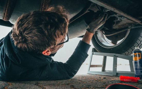 Un conductor intenta solucionar la avería del Adblue de su coche / PEXELS Un conductor intenta solucionar la avería del Adblue de su coche / PEXELS