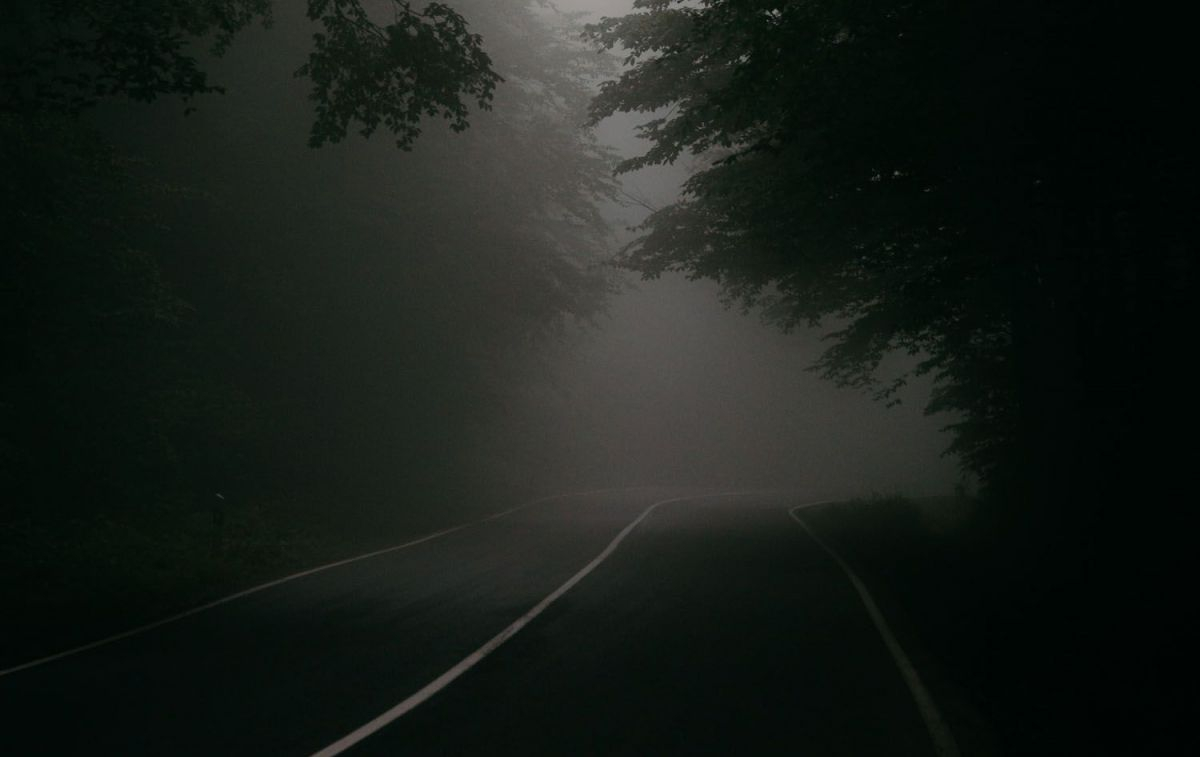 Una carretera con niebla / PEXELS