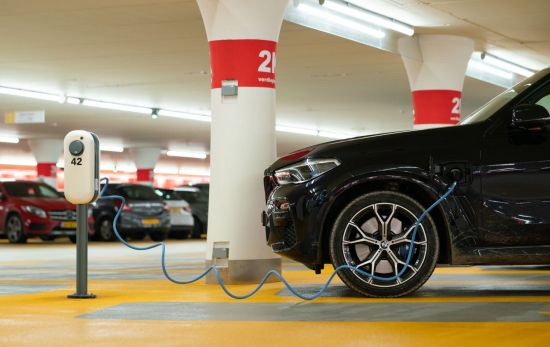 Un coche eléctrico conectado al cargador / UNSPLASH Un coche eléctrico conectado al cargador / UNSPLASH