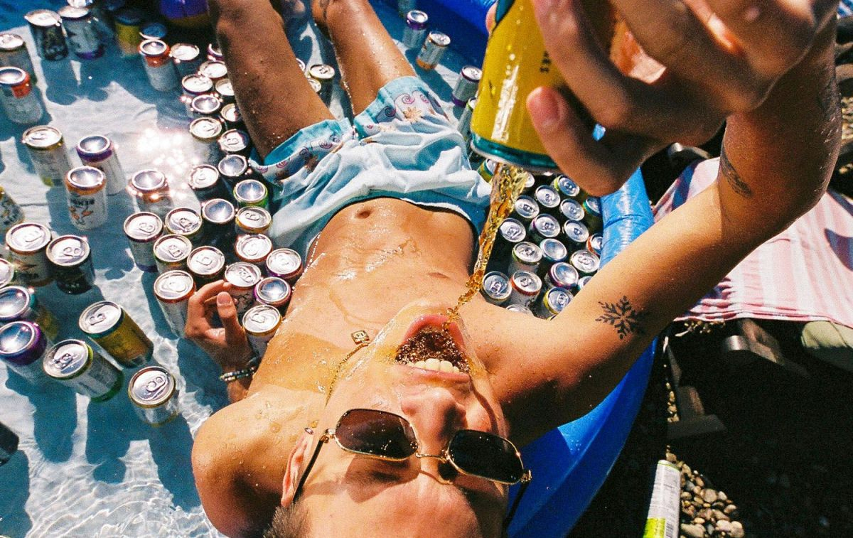 Un chico, rodeado de botellas de la marca española, bebe alcohol / BD