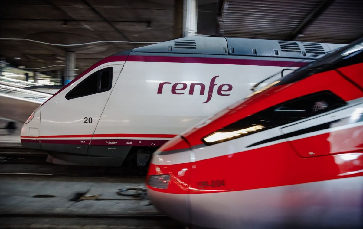 Un tren de Renfe y otro de Iryo en la estación de Atocha de Madrid / EP