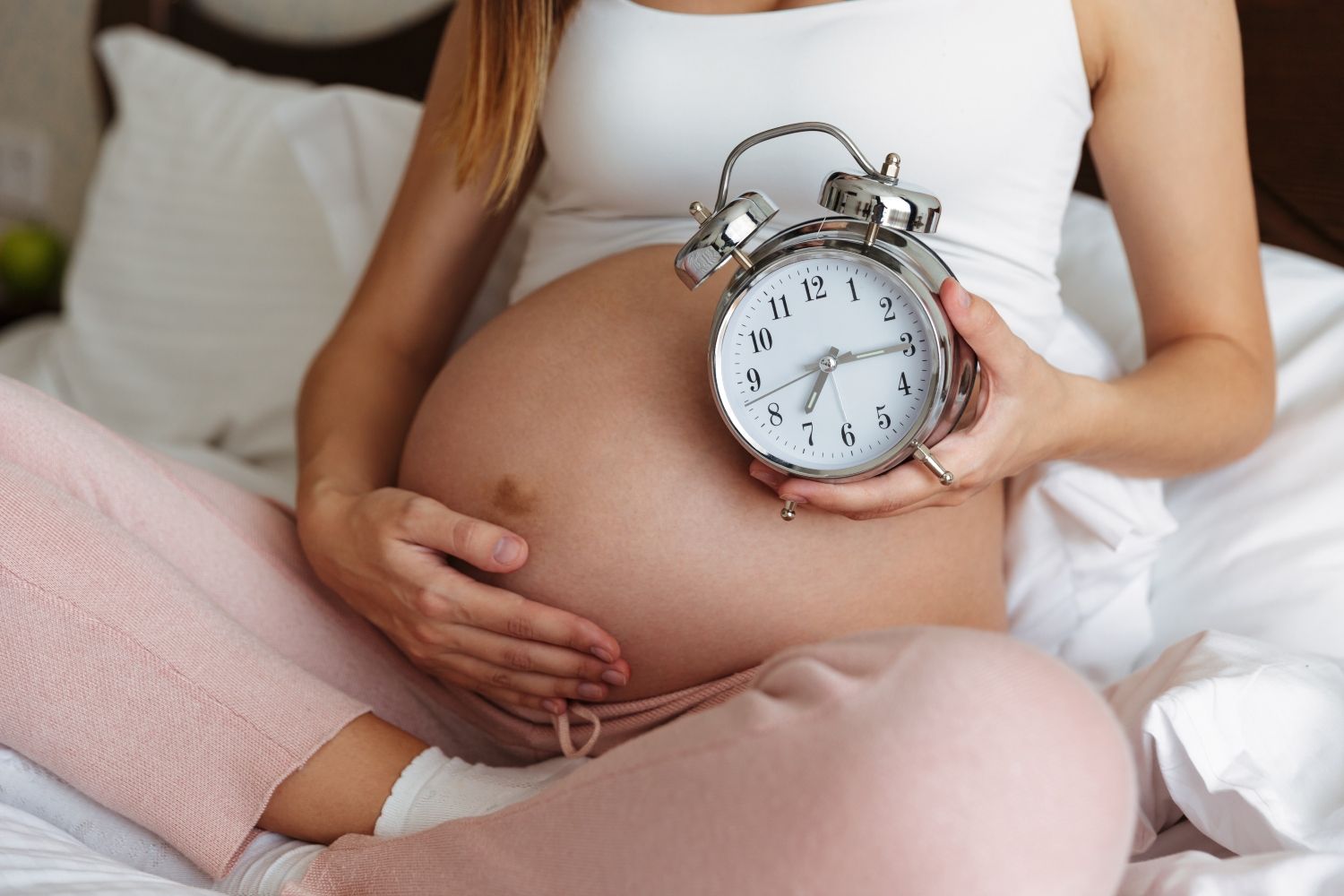 mujer embarazada reloj