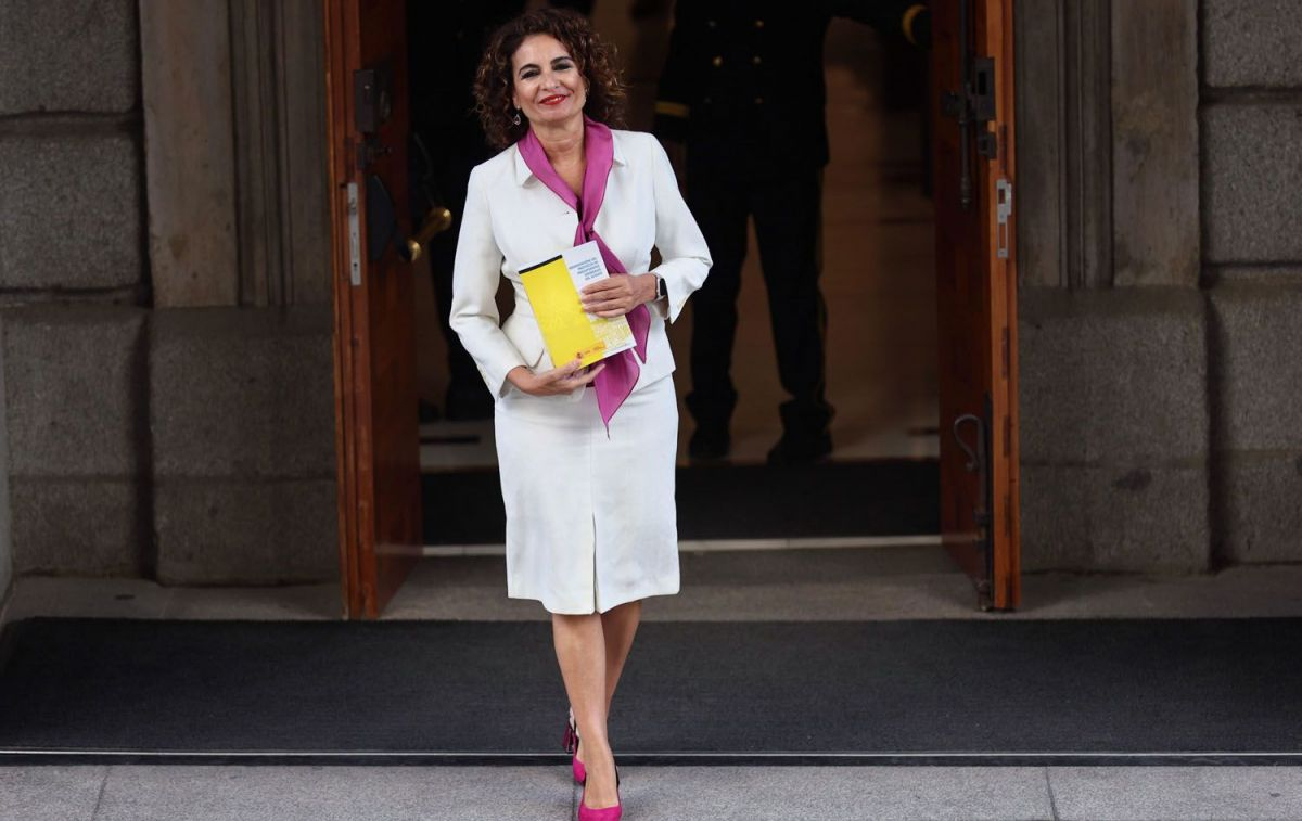 La ministra de Hacienda, María Jesús Montero, posa con 'el libro amarillo' antes de presentar el Proyecto de Ley de los Presupuestos Generales del Estado para 2023, en el Congreso de los Diputados / EP
