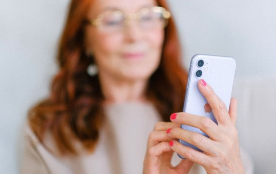 Una mujer mayor usa Bizum en su móvil / PEXELS Una mujer mayor usa Bizum en su móvil / PEXELS