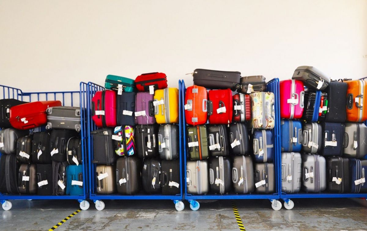 Varias maletas apiladas en un aeropuerto / PIXABAY