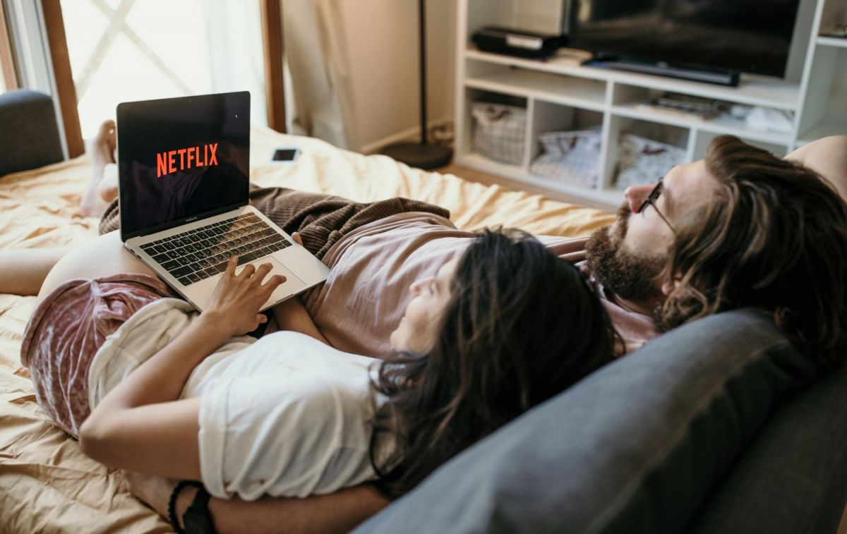 Una pareja abre Netflix en el ordenador / PEXELS