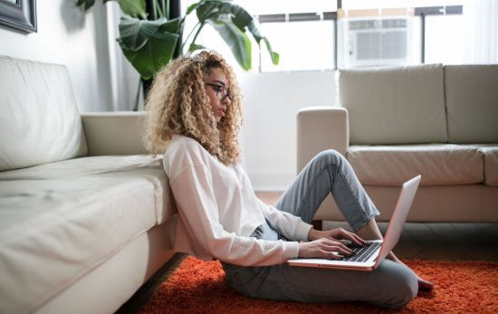 Una consumidora hace una compra online / UNSPLASH Una consumidora hace una compra online / UNSPLASH