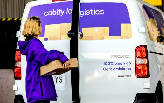 Una trabajadora de Cabify reparte paquetes / EP Una trabajadora de Cabify reparte paquetes / EP