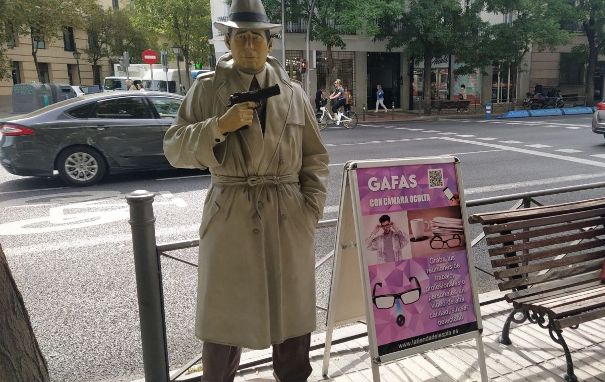 Un detective y un cartel de la Tienda del Espía / CG
