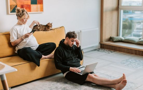 Una pareja en su estrenado hogar investigan como decorarlo acorde a la práctica del Feng Shui / PEXELS Una pareja en su estrenado hogar investigan como decorarlo acorde a la práctica del Feng Shui / PEXELS