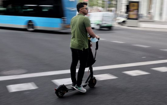 Un chico con su patinete eléctrico / EP