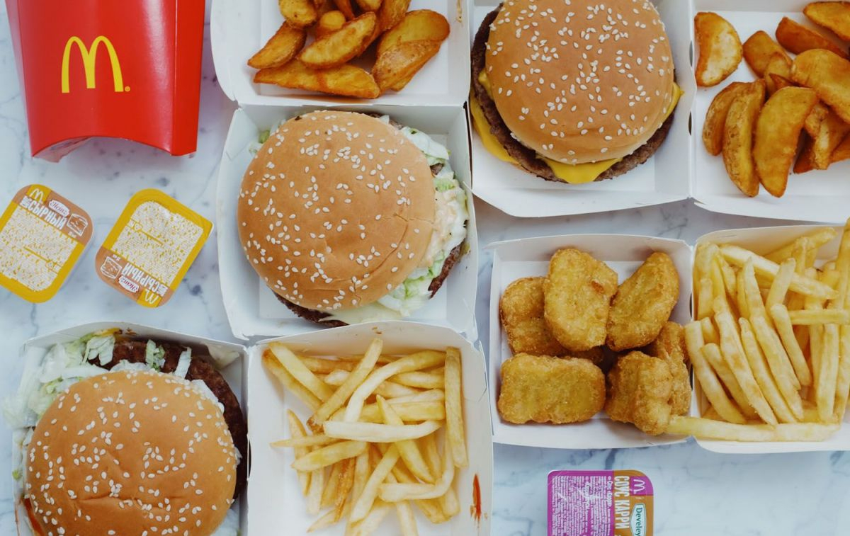 Pollo, patatas y hamburguesas de McDonald's / PEXELS