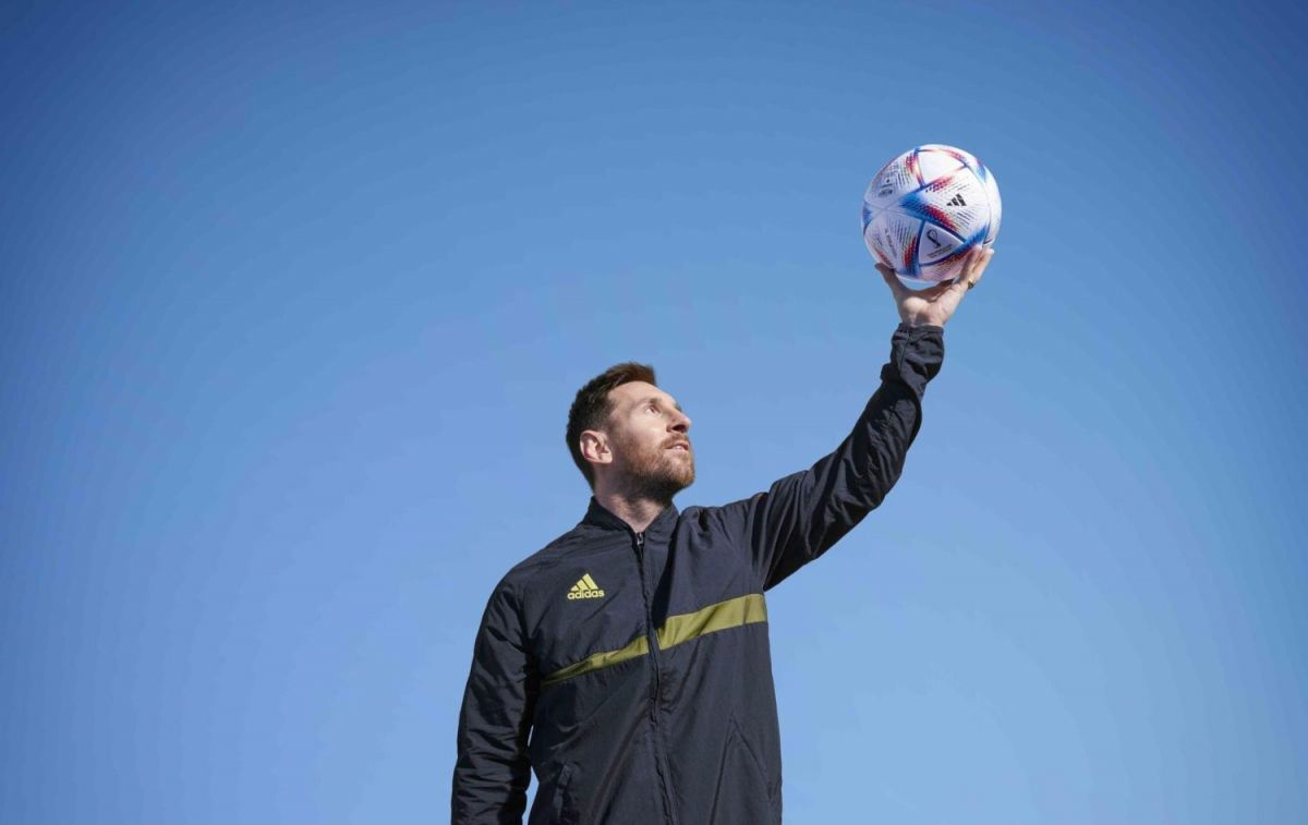 Leo Messi con el balón del evento / EUROPA PRESS - ADIDAS