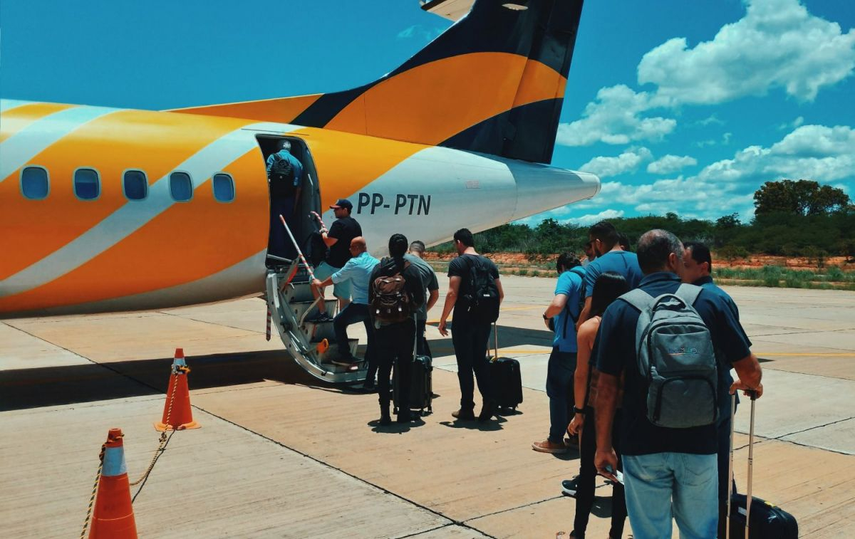 Varias personas suben al avión con su maleta / PEXELS