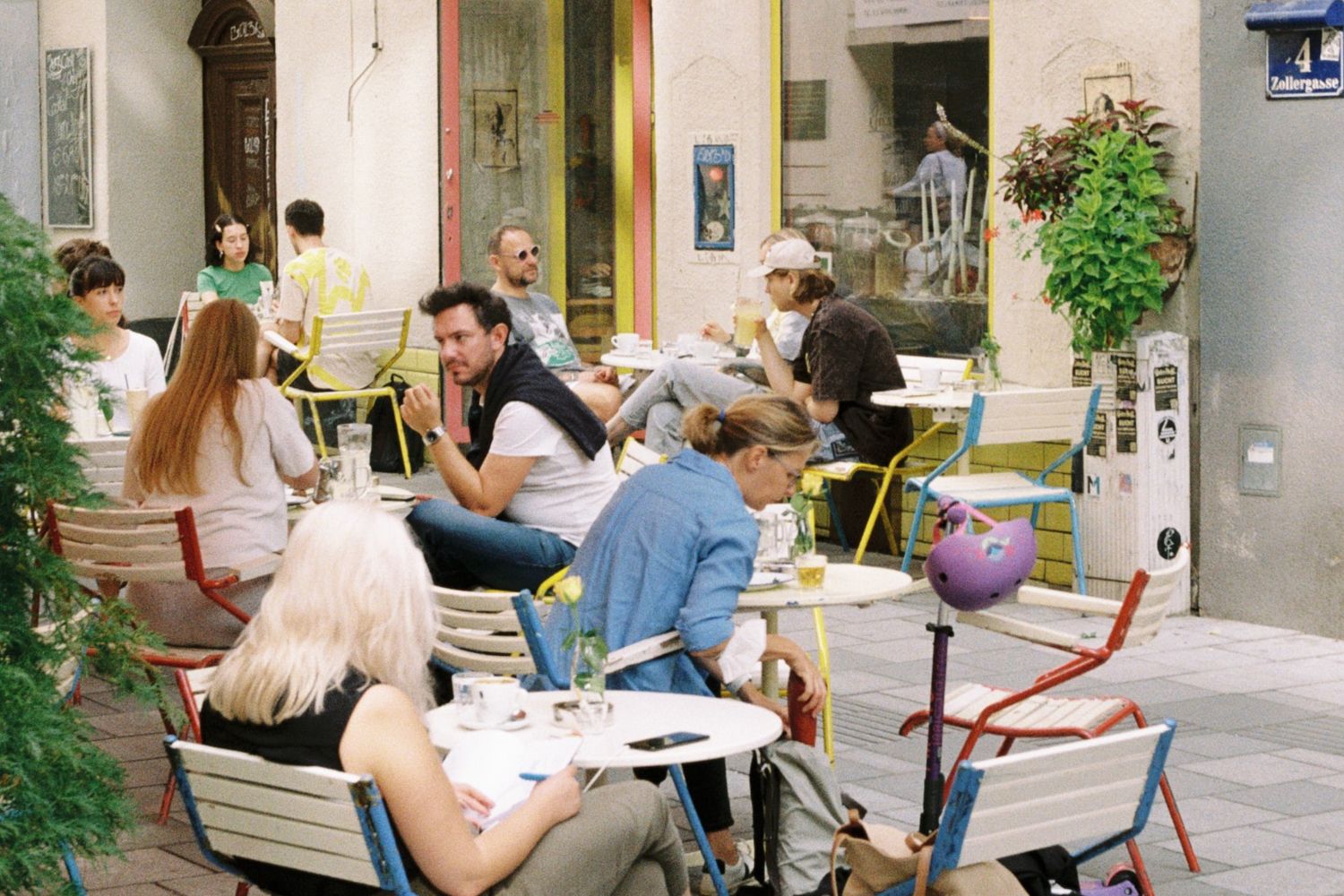 Varias personas en la terraza de un bar reseñas falsas / UNSPLASH