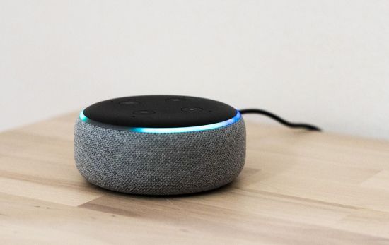 El anillo luminoso del Echo Dot se enciende cuando el usuario interactúa con Alexa / CG El anillo luminoso del Echo Dot se enciende cuando el usuario interactúa con Alexa / CG