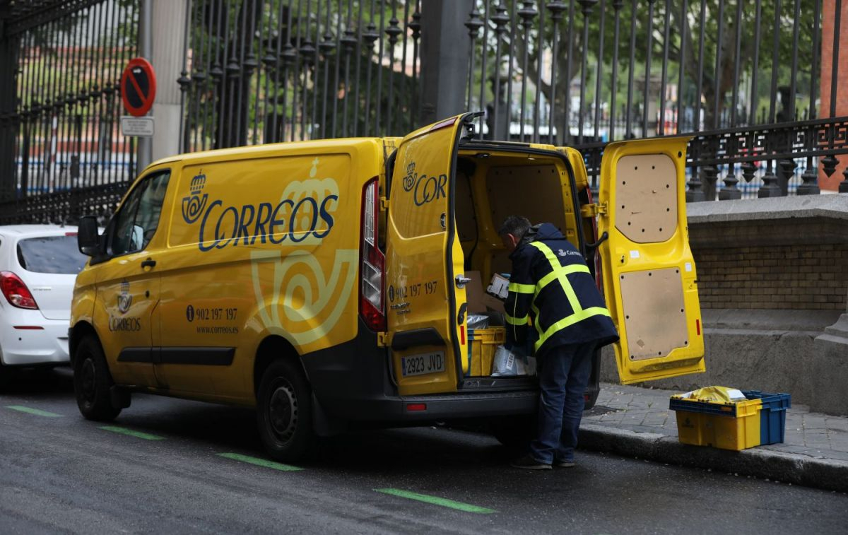 Un trabajador de correos lleva unos paquetes / EUROPA PRESS