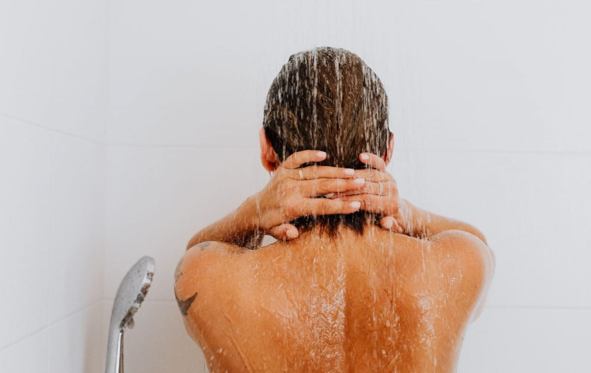 Una mujer en la ducha lavándose el pelo / PEXELS