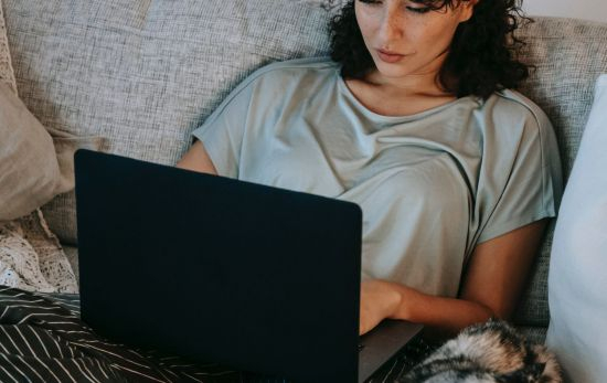 Una chica realiza una reclamación con su ordenador / PEXELS Una chica realiza una reclamación con su ordenador / PEXELS