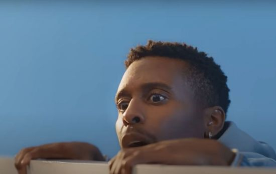 Un fotograma del anuncio de Samsung en el que se ríen de Apple / YOUTUBE Un fotograma del anuncio de Samsung en el que se ríen de Apple / YOUTUBE