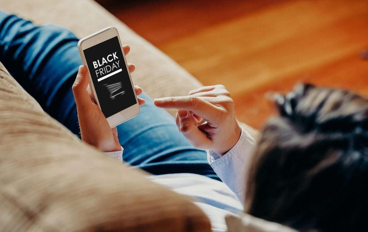 Una persona compra productos de Amazon durante el Black Friday / EP Una persona compra productos de Amazon durante el Black Friday / EP