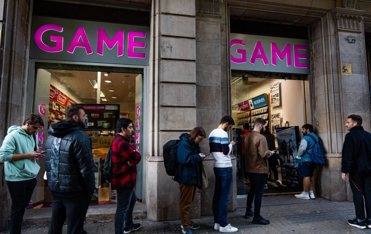 Colas en la tienda Game por el lanzamiento del nuevo Pokémon Escarlata para Nintendo Switch / LUIS MIGUEL AÑÓN CG Colas en la tienda Game por el lanzamiento del nuevo Pokémon Escarlata para Nintendo Switch / LUIS MIGUEL AÑÓN CG
