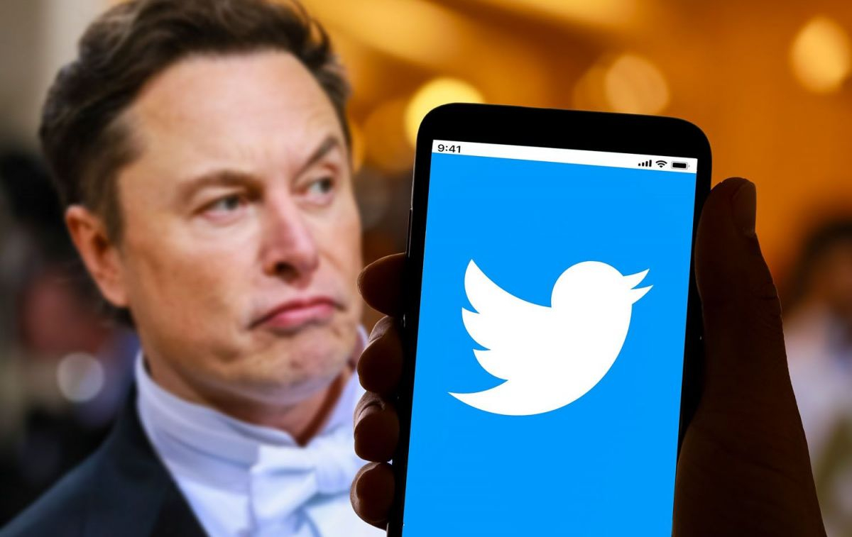 Elon Musk y un móvil con la red social Twitter abierta / EP