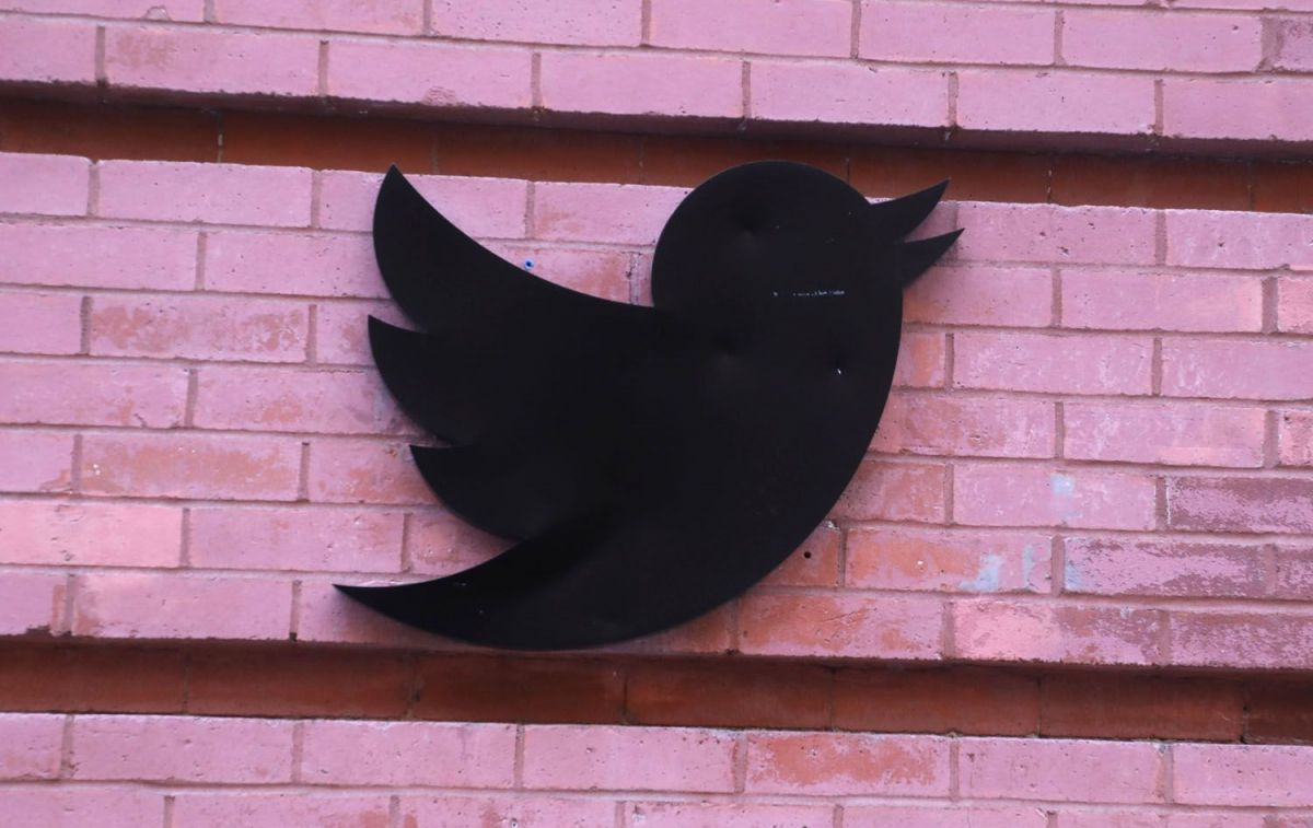 El logo de Twitter en la sede de Nueva York / EP