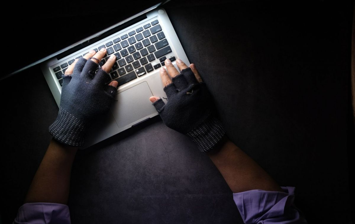Un ciberdelincuente recopila los datos de una víctima / UNSPLASH Un ciberdelincuente recopila los datos de una víctima / UNSPLASH