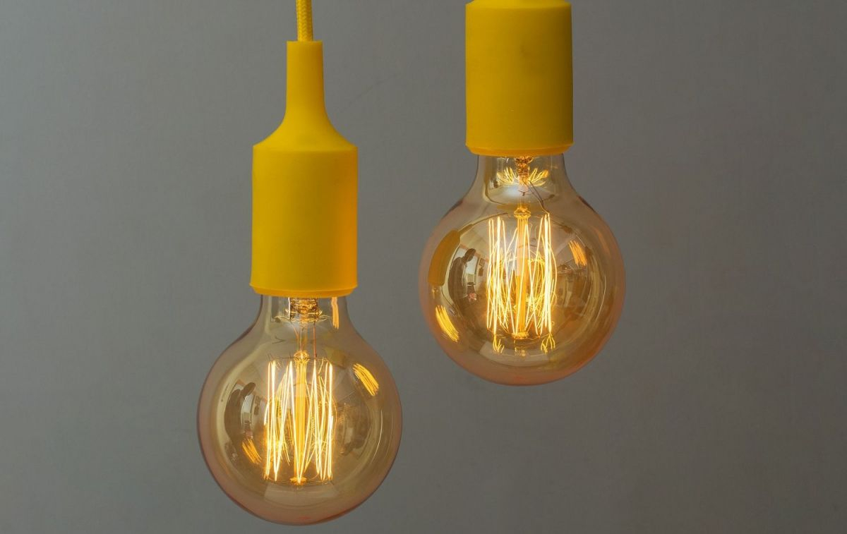 Dos bombillas emiten luz / UNSPLASH