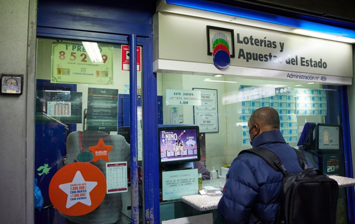 Una  administración de lotería en la que se venden varios décimos / JESÚS HELLÍN- EUROPA PRESS