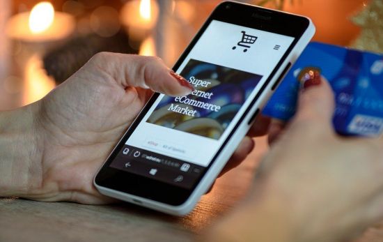 Una persona realiza una compra a través del móvil / PIXABAY Una persona realiza una compra a través del móvil / PIXABAY