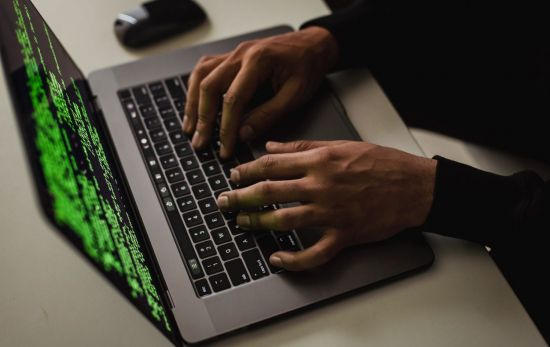 Un hacker modificando datos oficiales de una web/ PEXELS Un hacker modificando datos oficiales de una web/ PEXELS